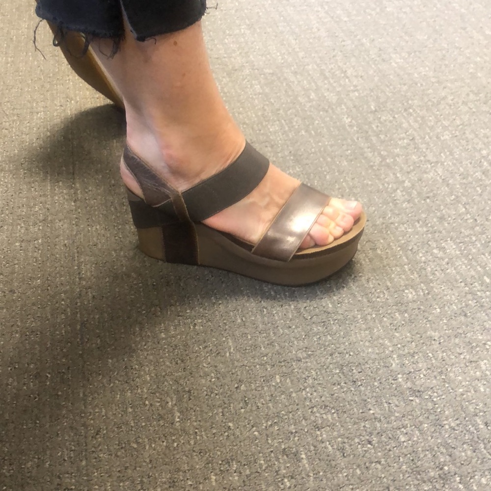 Never Worn Bushnell Wedge Sandal - Picture 4 of 8